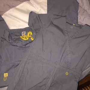 Grey wonderwink scrub set